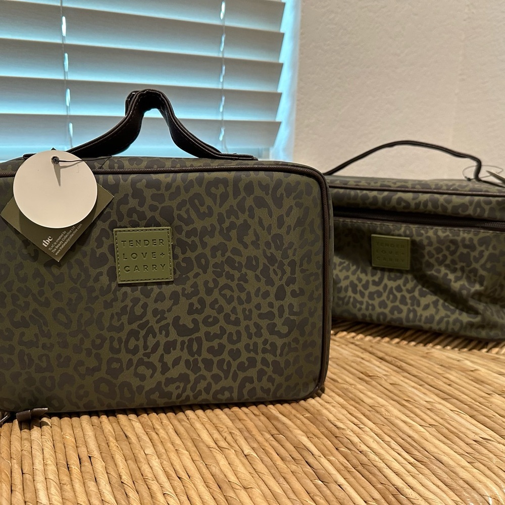 Tender Love & Carry
Totally cute leopard print travel toiletry bags
Set of 2